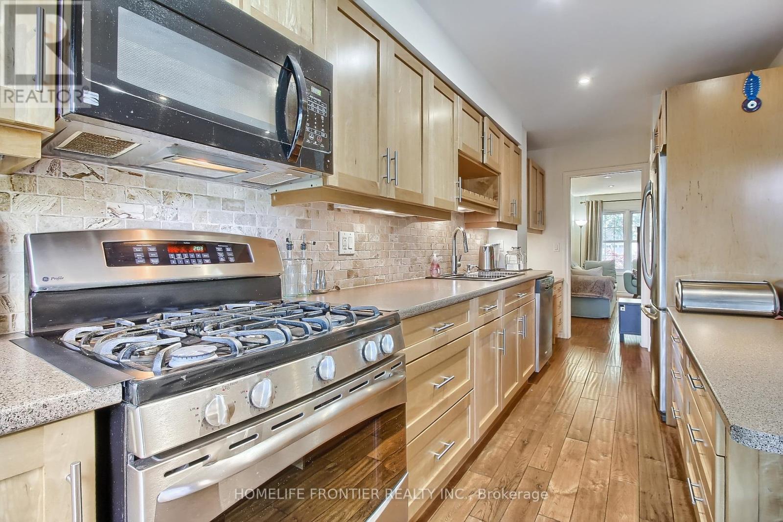 256 Ross Lane, Oakville, Ontario  L6H 5E5 - Photo 17 - W12465422