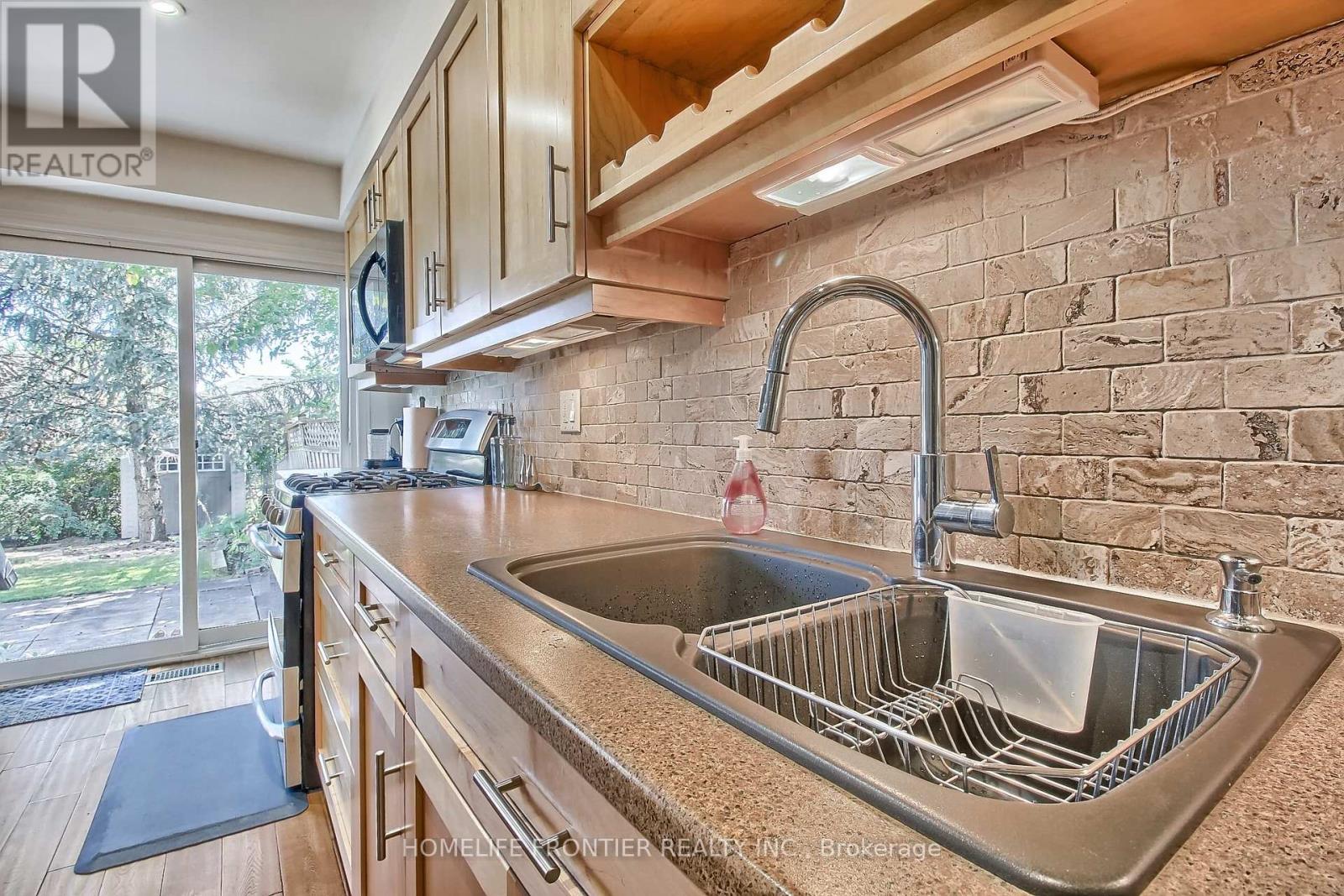 256 Ross Lane, Oakville, Ontario  L6H 5E5 - Photo 18 - W12465422