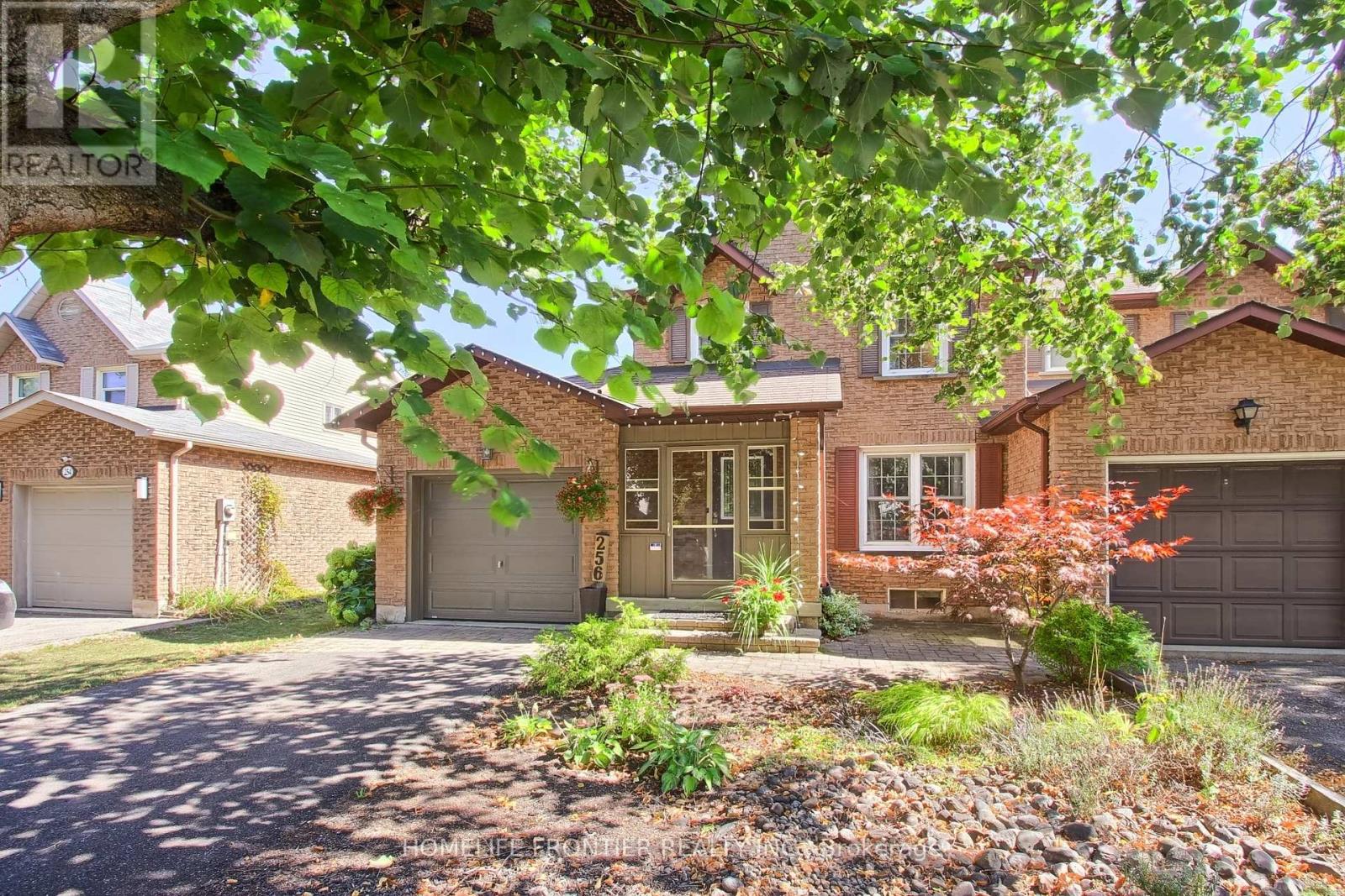 256 Ross Lane, Oakville, Ontario  L6H 5E5 - Photo 3 - W12465422