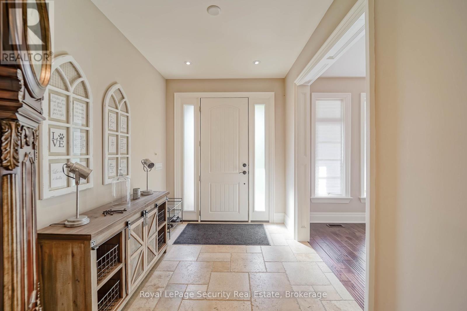 7 Trimingham Court, Richmond Hill (South Richvale), Ontario  L4C 6W9 - Photo 4 - N12465197