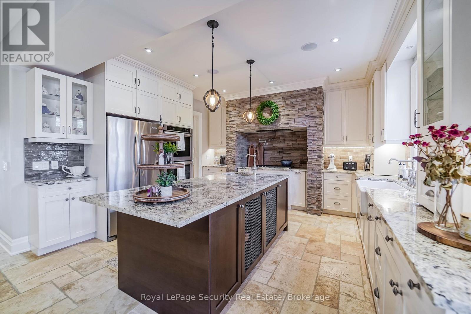 7 Trimingham Court, Richmond Hill (South Richvale), Ontario  L4C 6W9 - Photo 6 - N12465197
