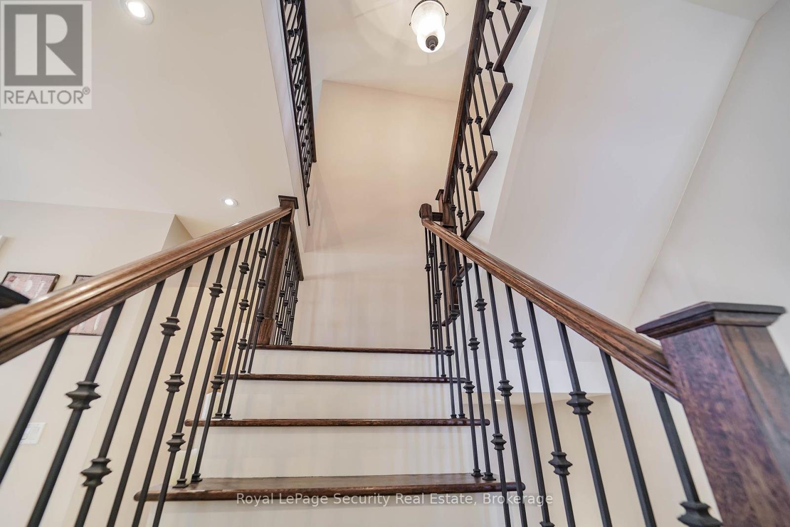 7 Trimingham Court, Richmond Hill (South Richvale), Ontario  L4C 6W9 - Photo 8 - N12465197