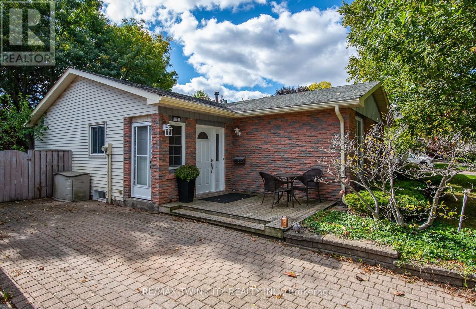 19 Keewatin Avenue, Kitchener, Ontario  N2B 3M1 - Photo 2 - X12465330