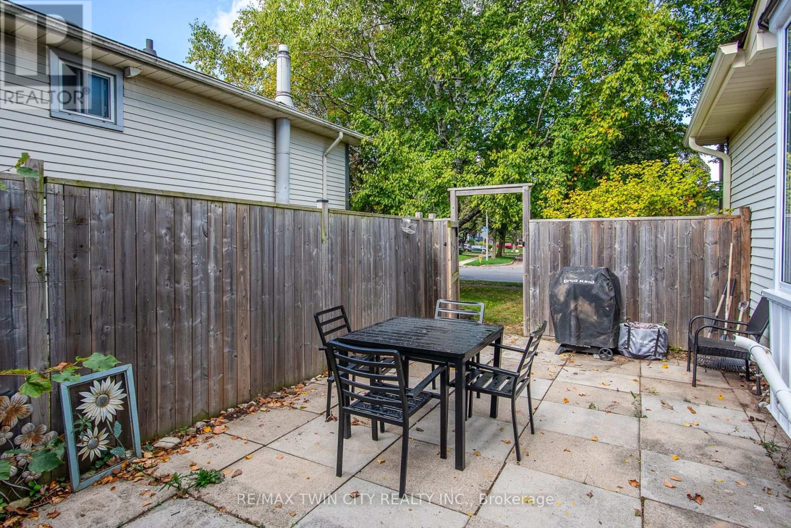 19 Keewatin Avenue, Kitchener, Ontario  N2B 3M1 - Photo 7 - X12465330
