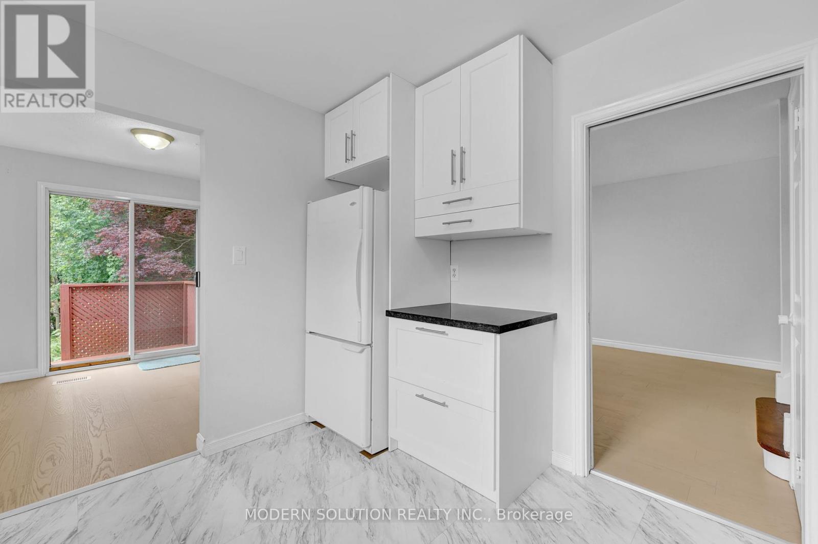 370a Churchill Court, Waterloo, Ontario  N2L 6B4 - Photo 10 - X12465354