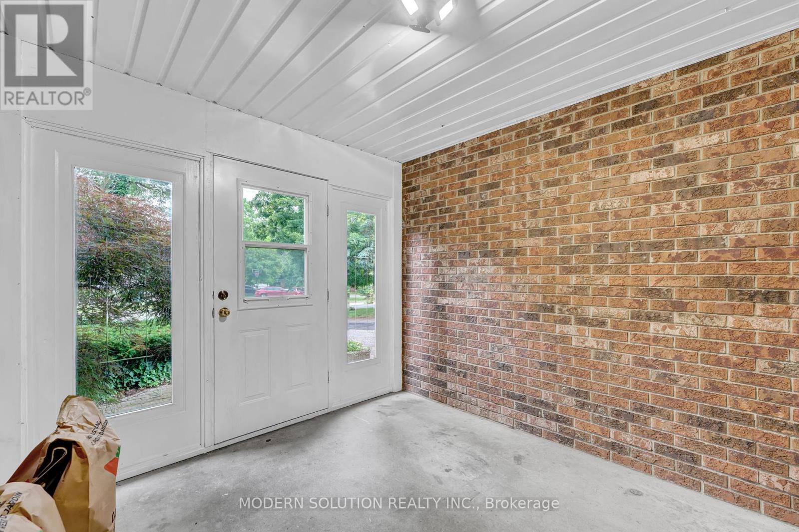 370a Churchill Court, Waterloo, Ontario  N2L 6B4 - Photo 5 - X12465354