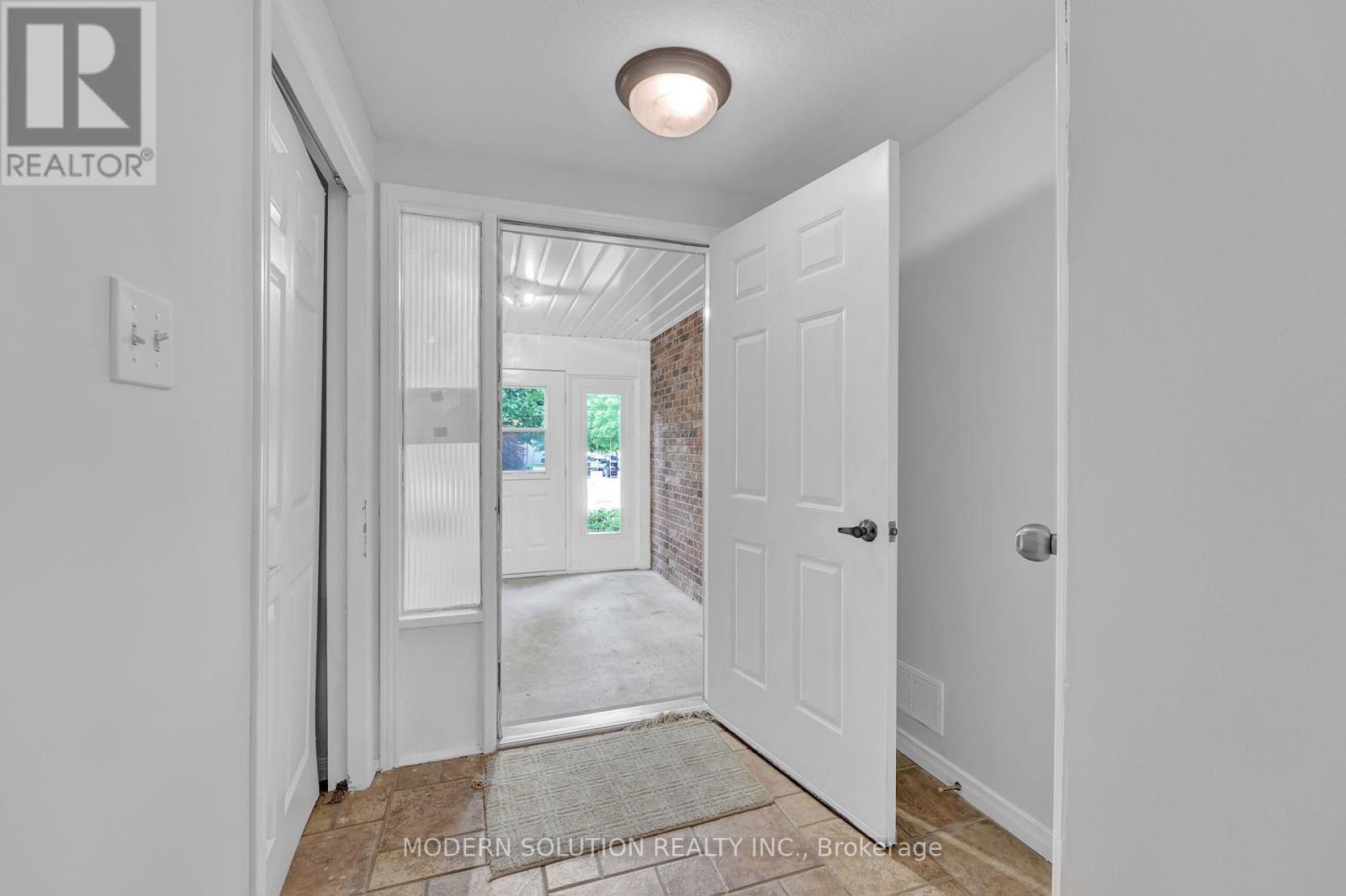 370a Churchill Court, Waterloo, Ontario  N2L 6B4 - Photo 6 - X12465354