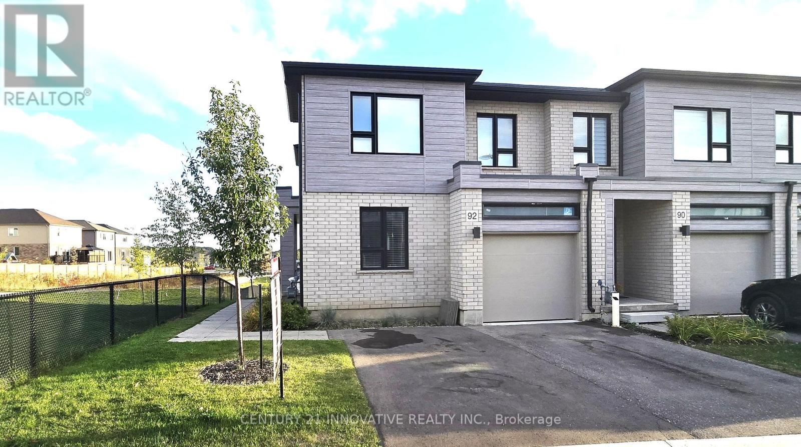 92 Pony Way, Kitchener, Ontario  N2R 0R8 - Photo 2 - X12465444