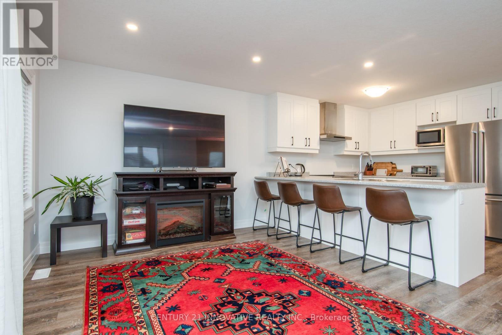 92 Pony Way, Kitchener, Ontario  N2R 0R8 - Photo 4 - X12465444