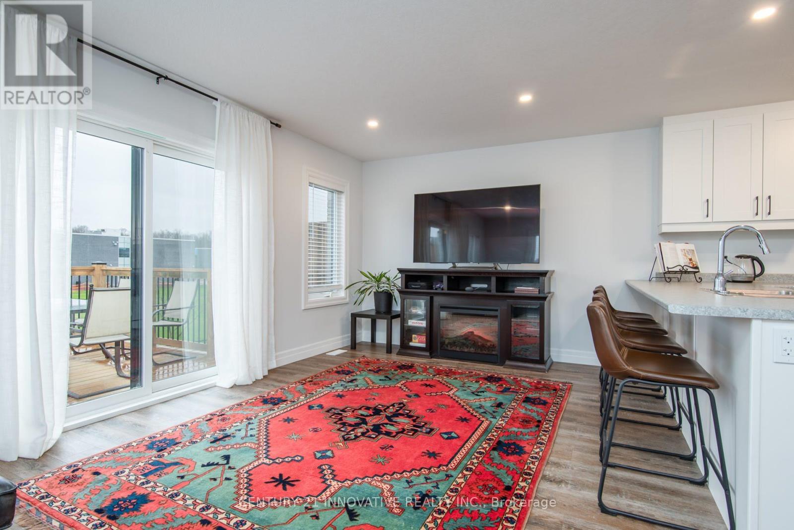 92 Pony Way, Kitchener, Ontario  N2R 0R8 - Photo 5 - X12465444