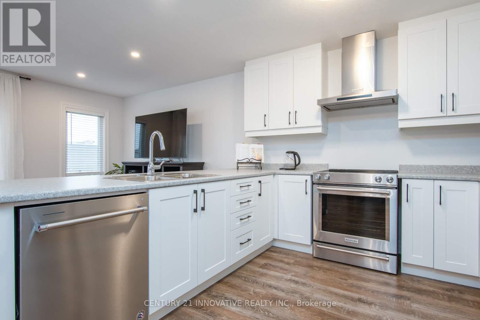 92 Pony Way, Kitchener, Ontario  N2R 0R8 - Photo 8 - X12465444