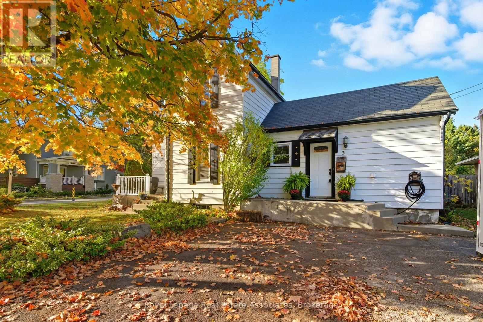 3 Shaw Avenue E, Cambridge, Ontario  N3C 1E7 - Photo 2 - X12465466