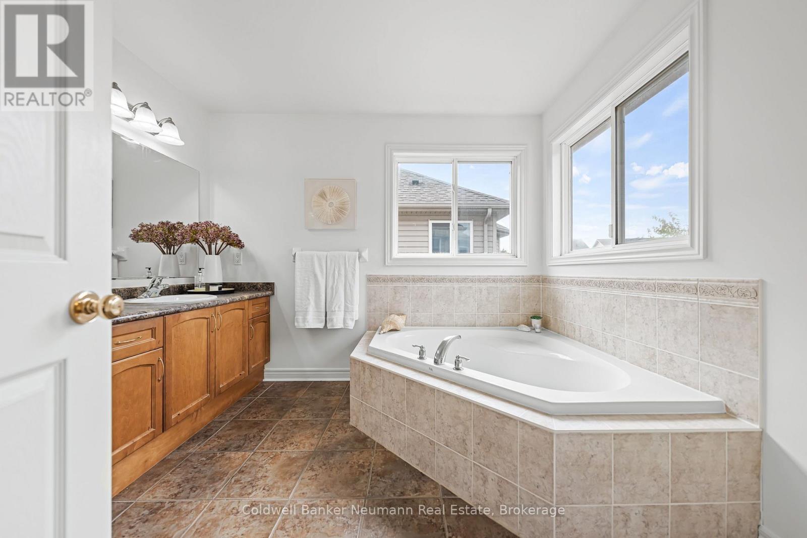 42 Mcarthur Drive, Guelph, Ontario  N1L 1S2 - Photo 26 - X12465630