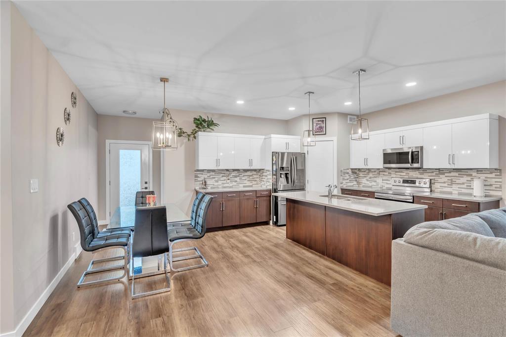 901 Vaughan Avenue, Selkirk, Manitoba  R1A 4N4 - Photo 2 - 202526698