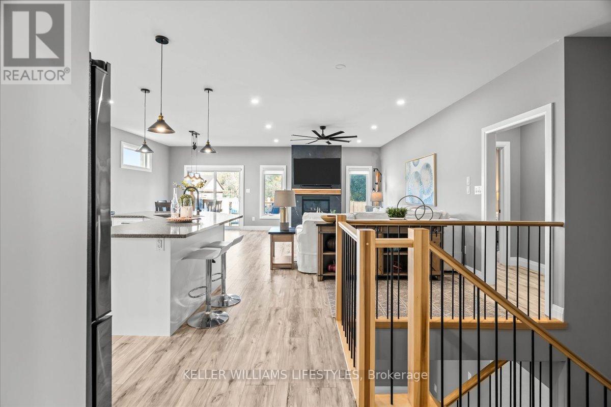92 Queen Street, North Middlesex, Ontario  N0M 1A0 - Photo 10 - X12465658