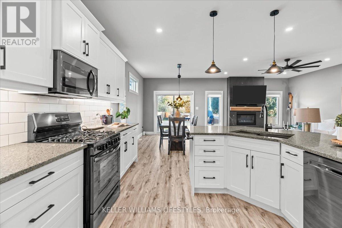 92 Queen Street, North Middlesex, Ontario  N0M 1A0 - Photo 12 - X12465658