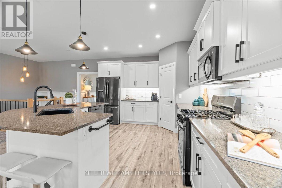 92 Queen Street, North Middlesex, Ontario  N0M 1A0 - Photo 13 - X12465658