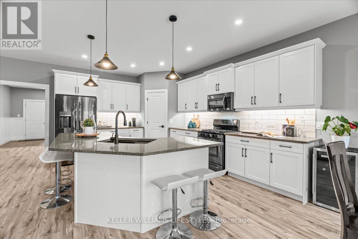 92 Queen Street, North Middlesex, Ontario  N0M 1A0 - Photo 14 - X12465658