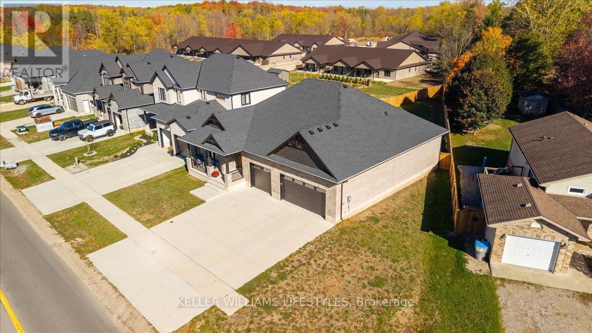 92 Queen Street, North Middlesex, Ontario  N0M 1A0 - Photo 4 - X12465658