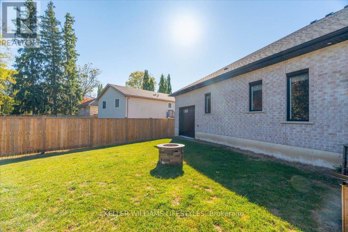 92 Queen Street, North Middlesex, Ontario  N0M 1A0 - Photo 44 - X12465658