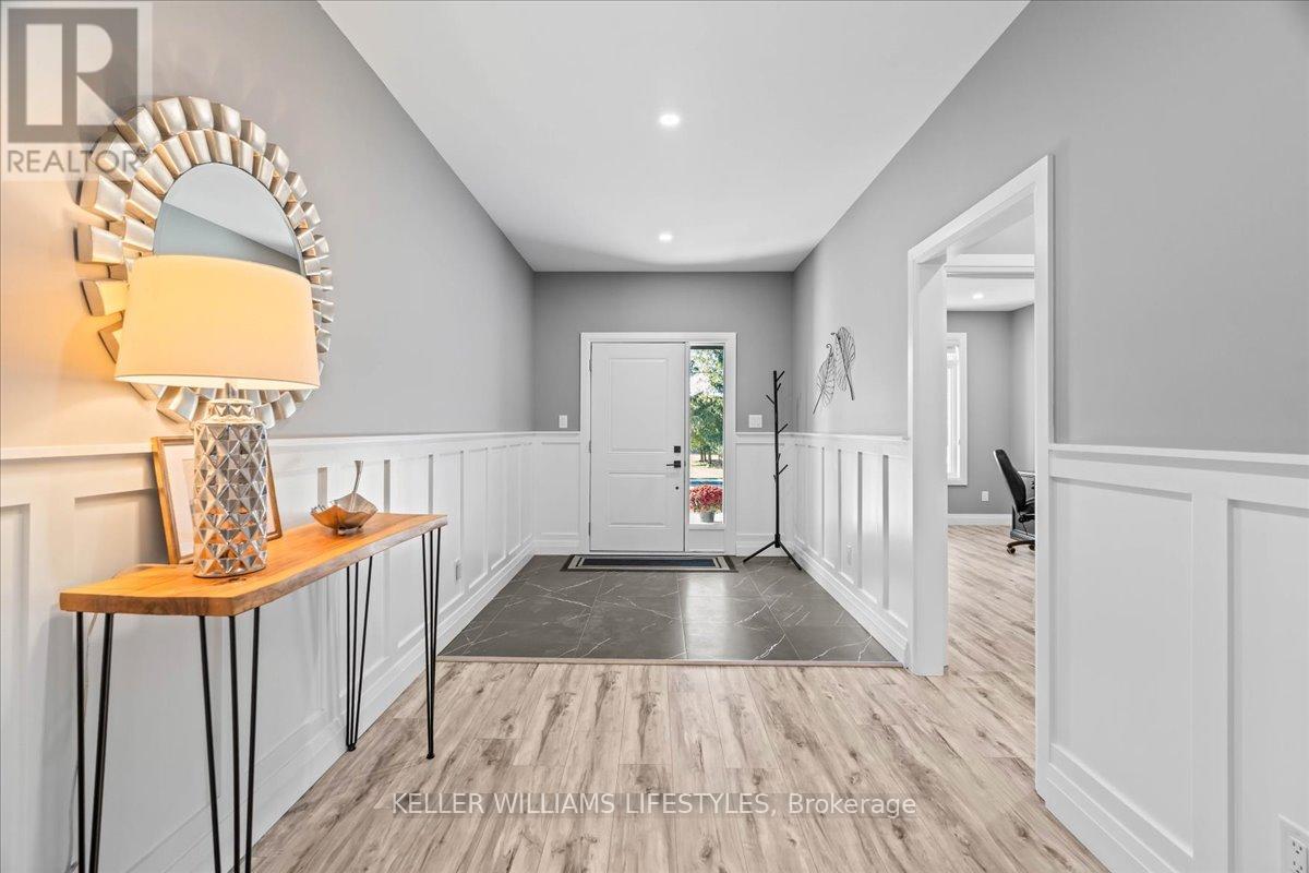 92 Queen Street, North Middlesex, Ontario  N0M 1A0 - Photo 6 - X12465658