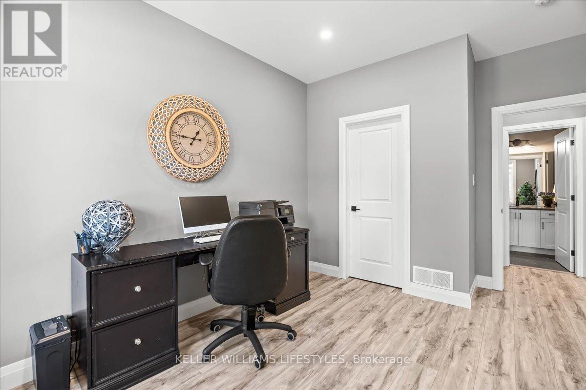 92 Queen Street, North Middlesex, Ontario  N0M 1A0 - Photo 8 - X12465658