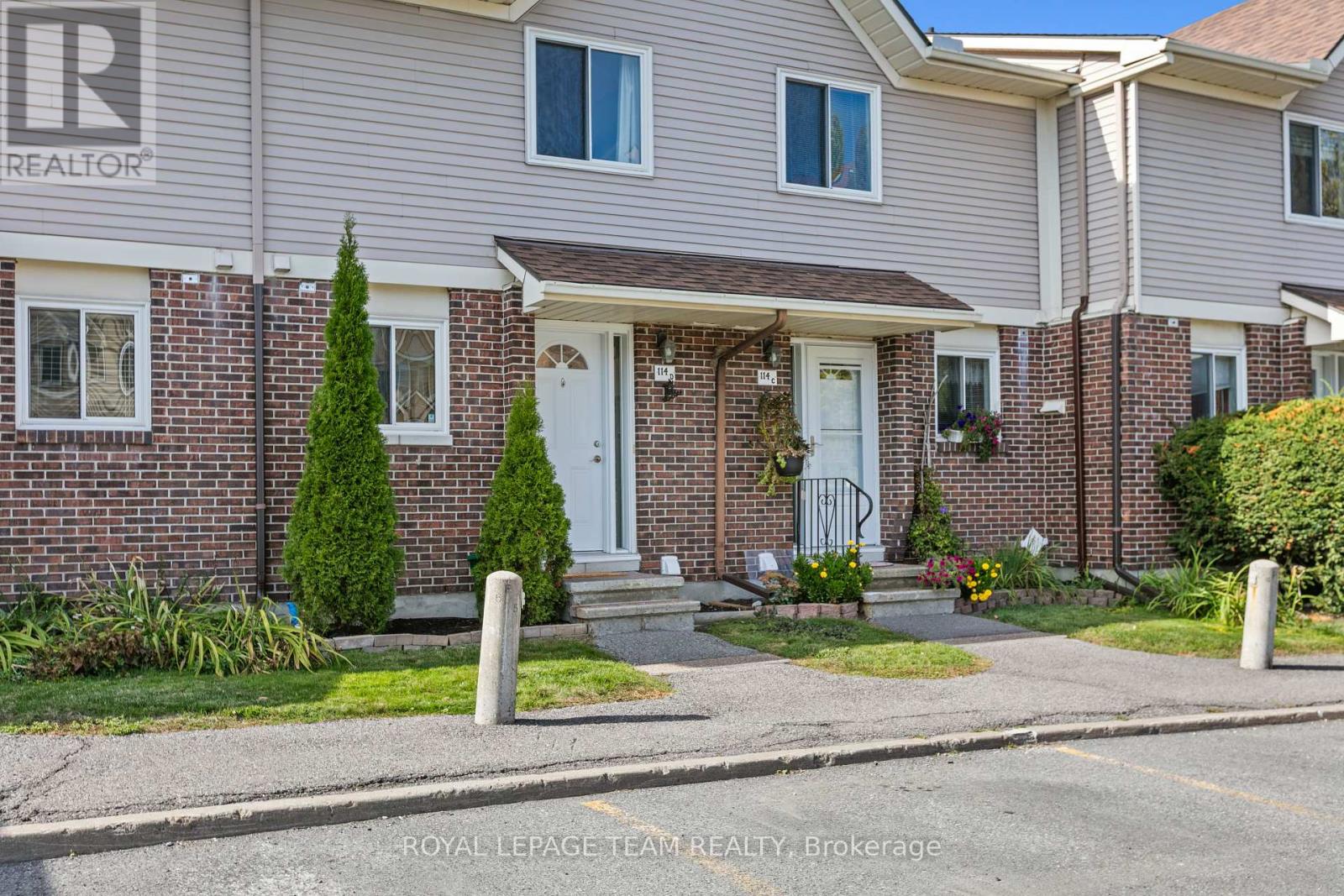 D - 114 Valley Stream Drive, Ottawa, Ontario  K2H 9E1 - Photo 2 - X12465696