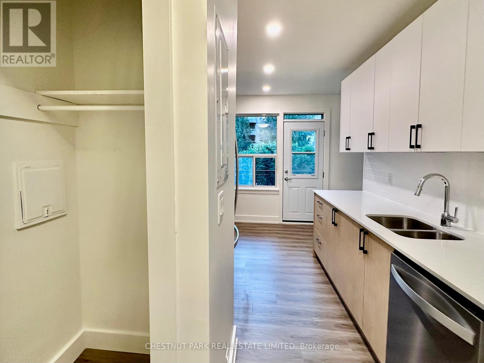 6 - 11 Wingreen Court, Toronto, Ontario  M3B 1B9 - Photo 4 - C12465508