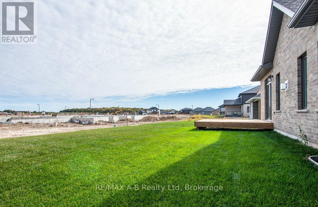 17 Diamond Street, East Zorra-Tavistock, Ontario  N0B 2R0 - Photo 6 - X12372795