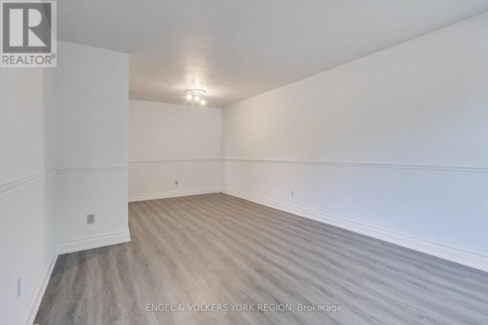 106 Sheldon Avenue, Newmarket, Ontario  L3Y 2L4 - Photo 10 - N12465490