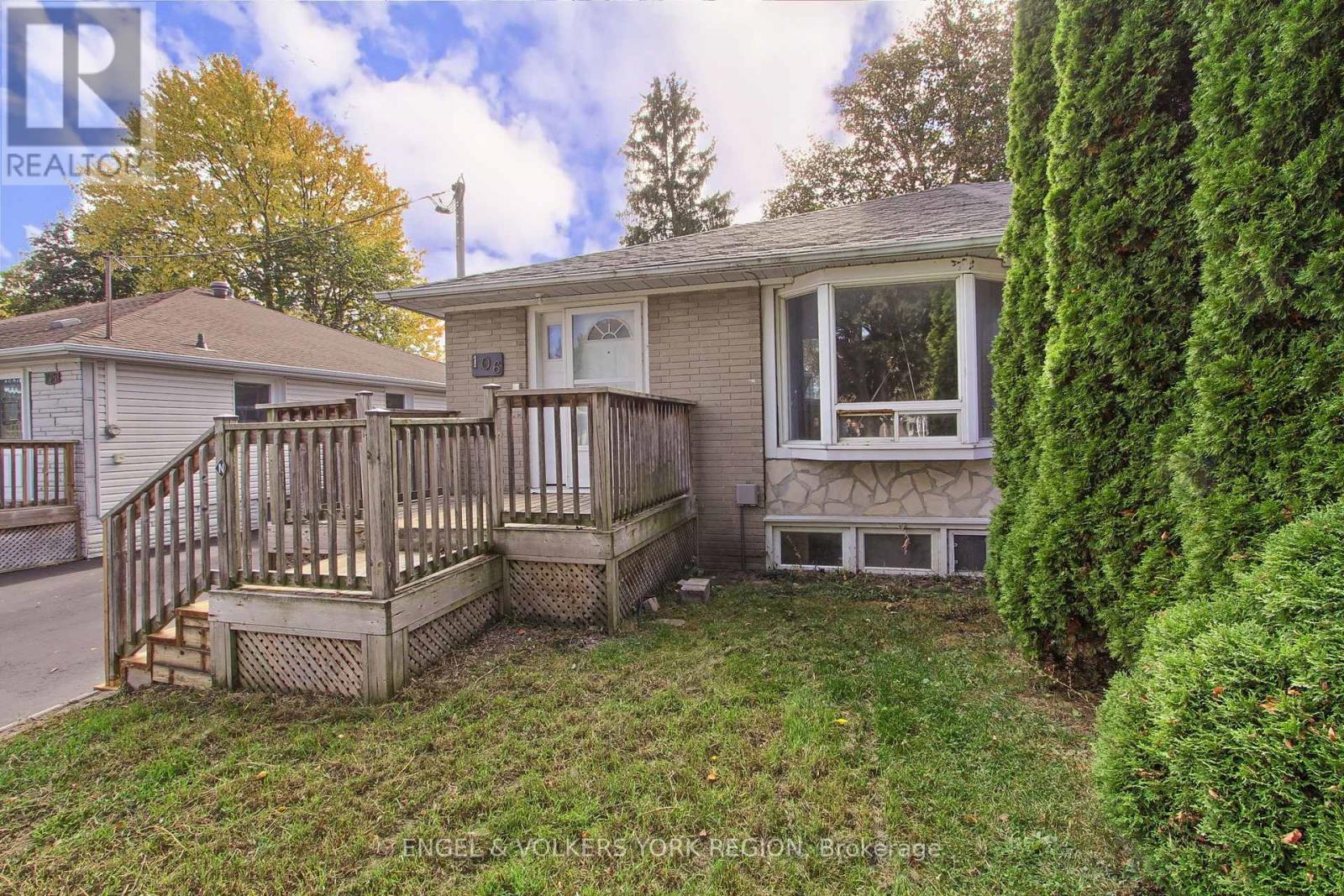 106 Sheldon Avenue, Newmarket, Ontario  L3Y 2L4 - Photo 2 - N12465490