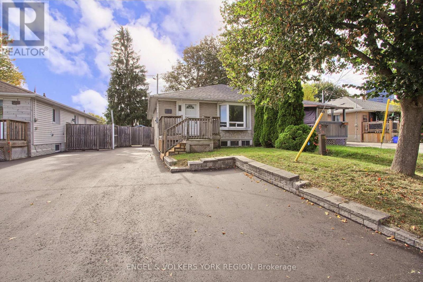 106 Sheldon Avenue, Newmarket, Ontario  L3Y 2L4 - Photo 4 - N12465490