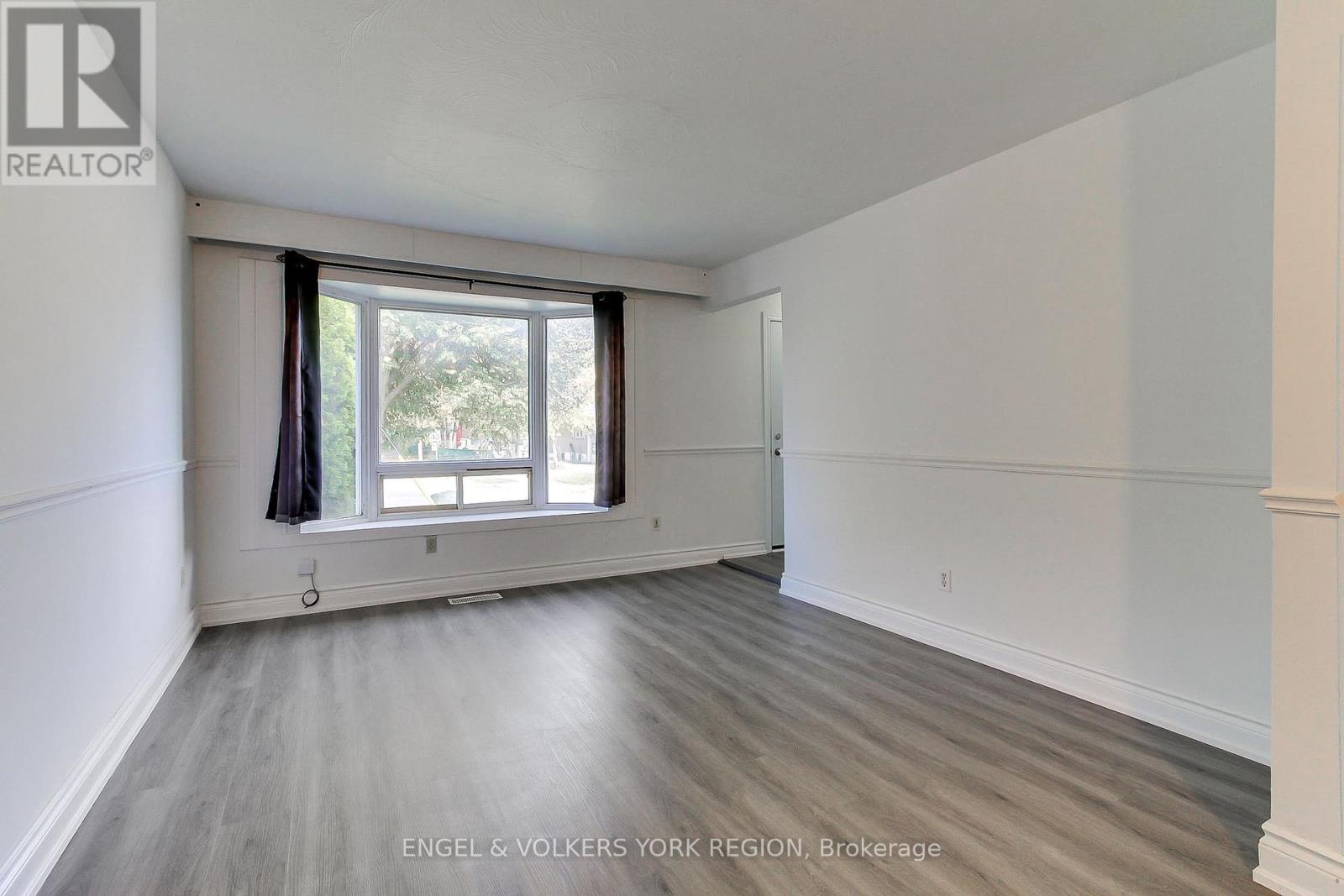 106 Sheldon Avenue, Newmarket, Ontario  L3Y 2L4 - Photo 7 - N12465490