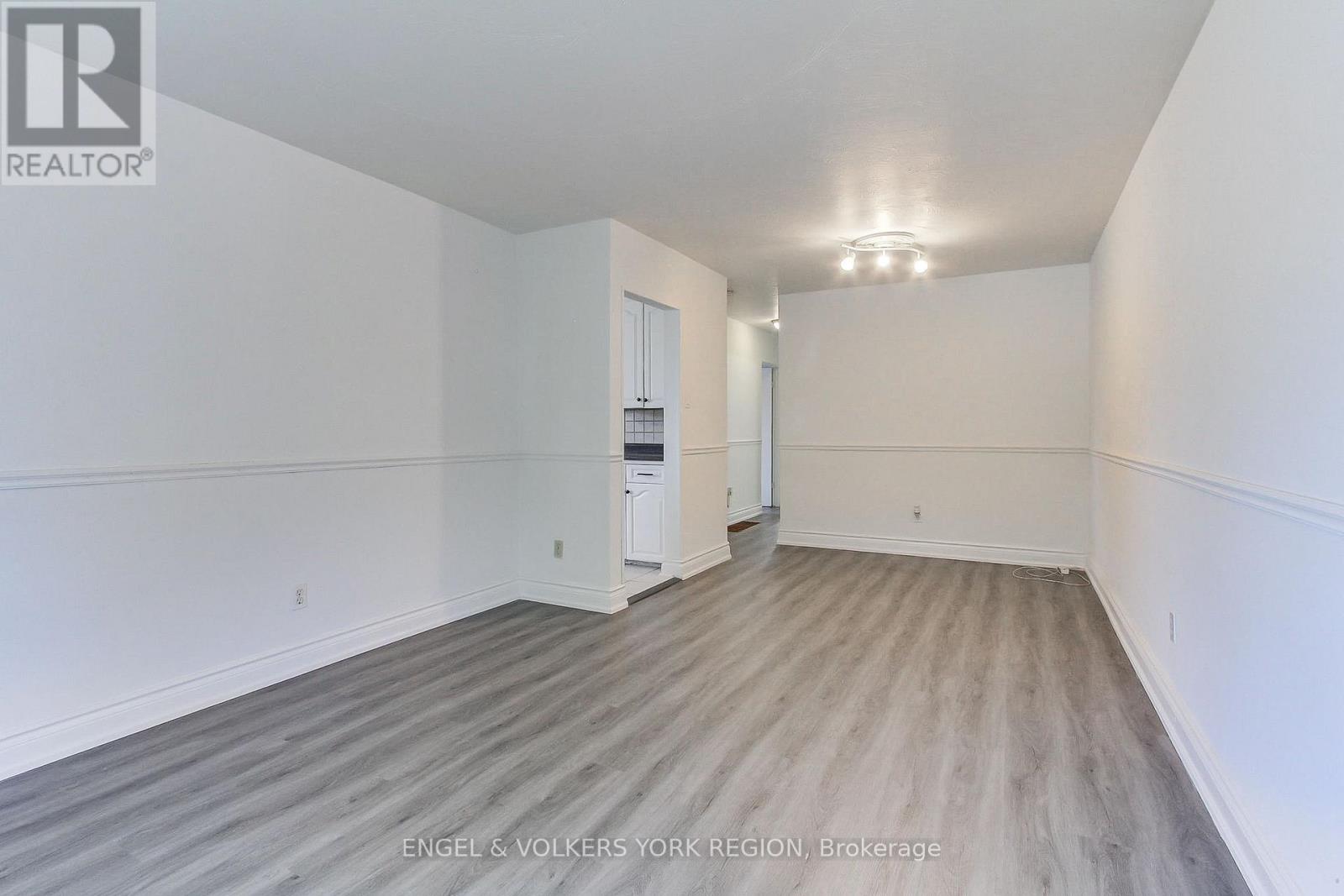 106 Sheldon Avenue, Newmarket, Ontario  L3Y 2L4 - Photo 9 - N12465490