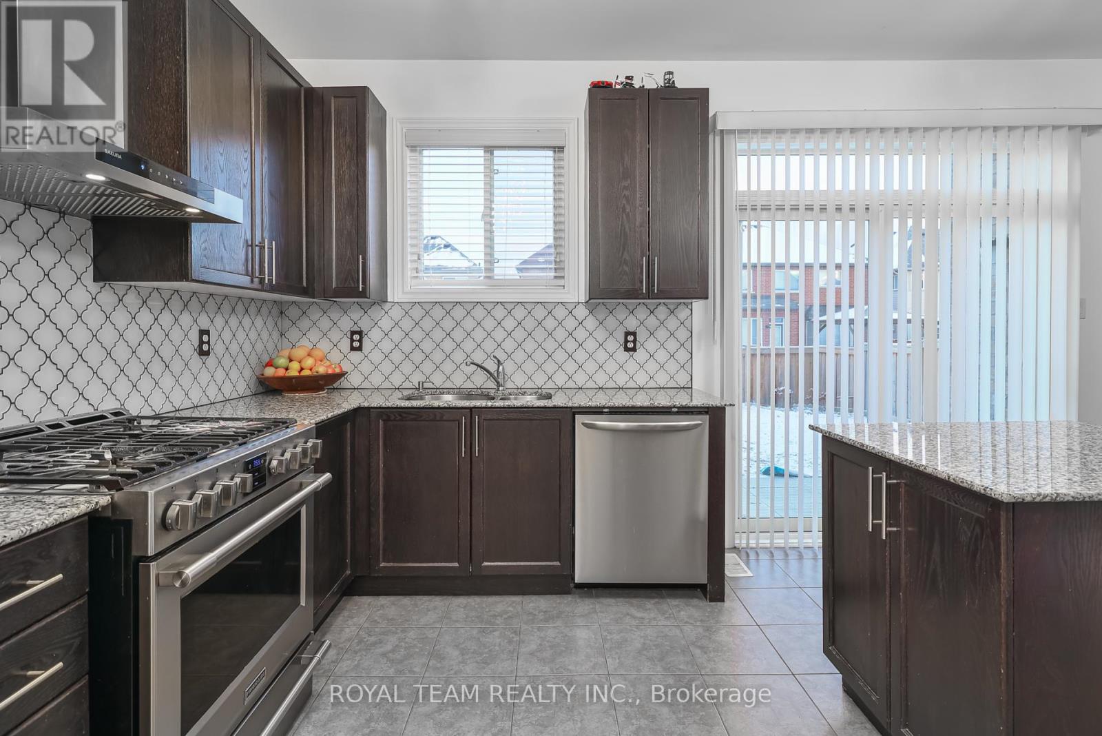 61 Lampkin Street, Georgina, Ontario  L0E 1R0 - Photo 8 - N12465582