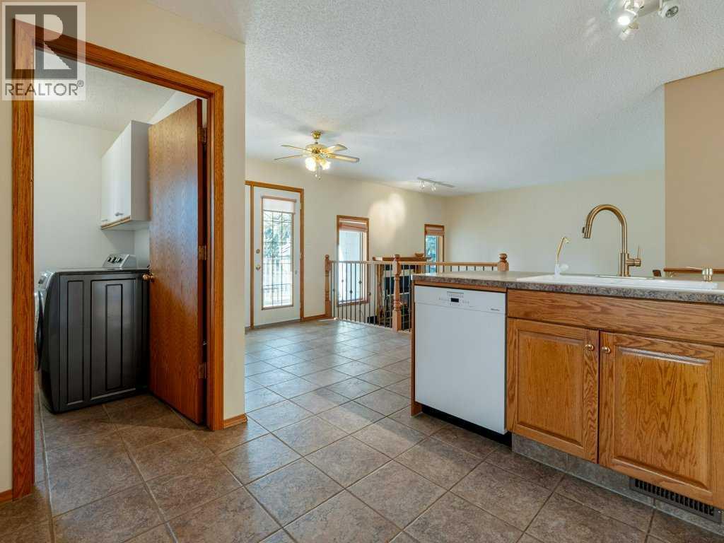 148 Mt Blakiston Bay W, Lethbridge, Alberta  T1K 6K9 - Photo 12 - A2259720