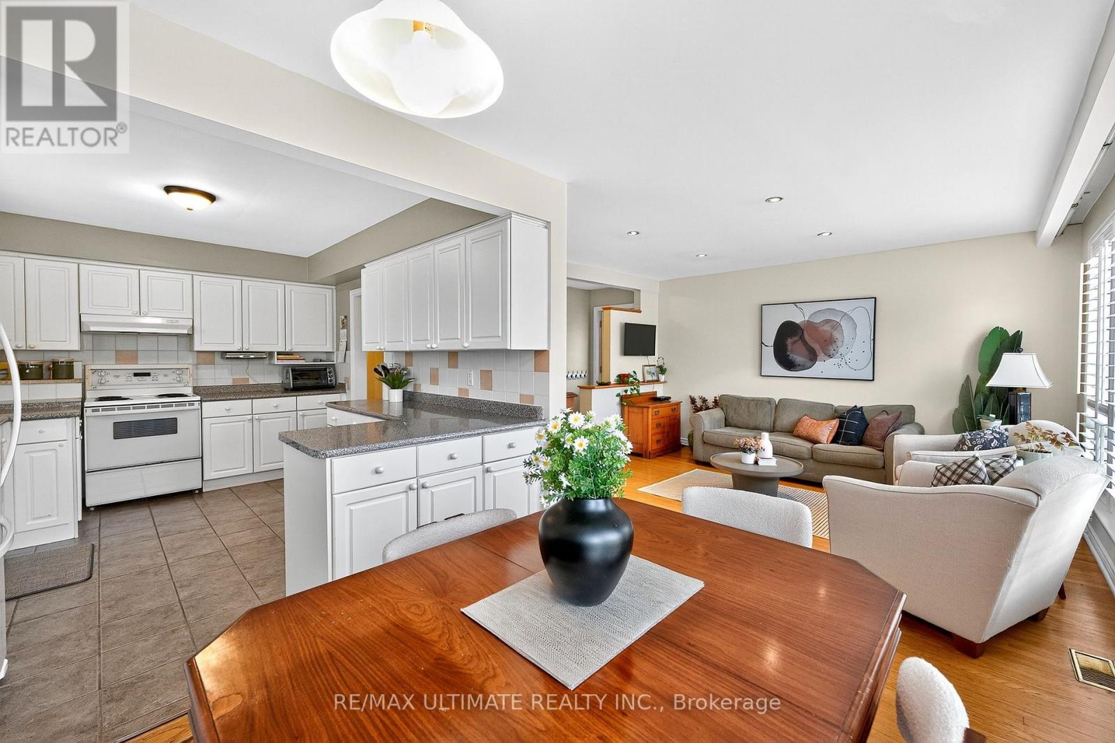 37 Tapley Drive, Toronto, Ontario  M9R 3P2 - Photo 11 - W12465512