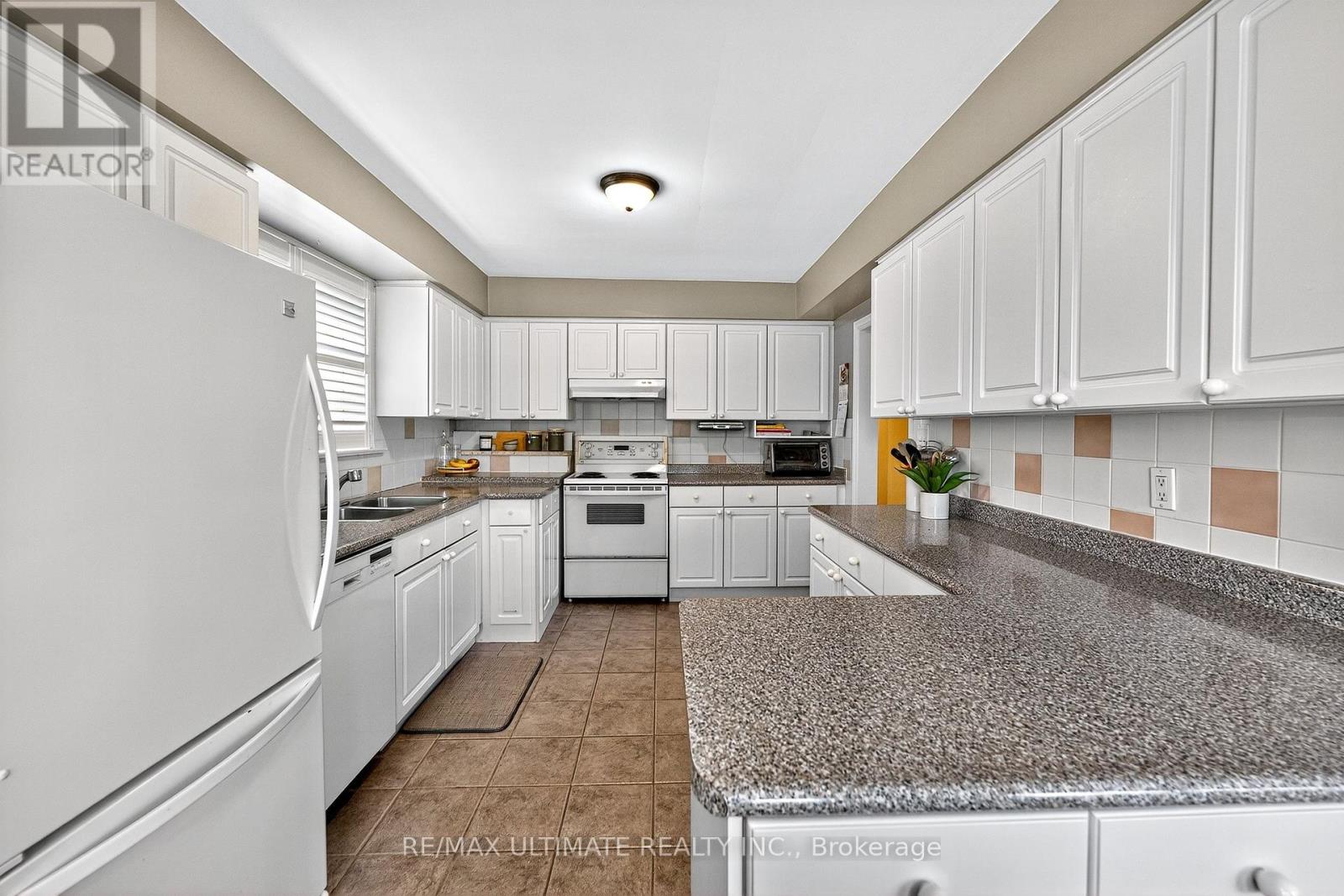 37 Tapley Drive, Toronto, Ontario  M9R 3P2 - Photo 12 - W12465512