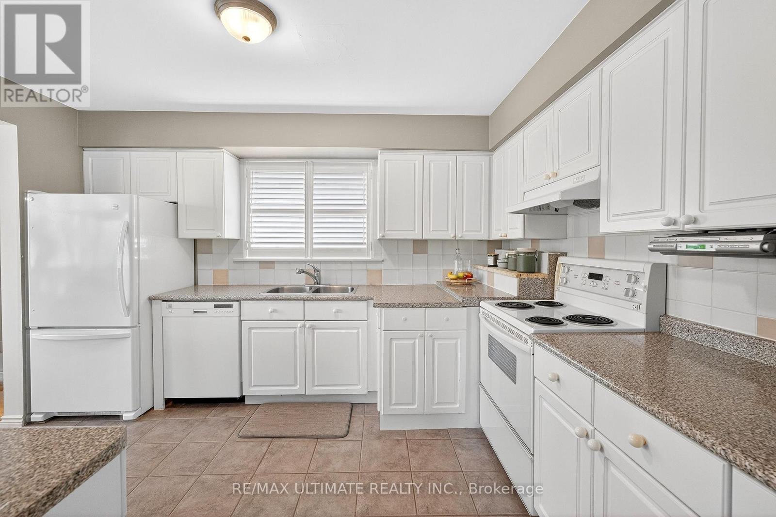 37 Tapley Drive, Toronto, Ontario  M9R 3P2 - Photo 14 - W12465512