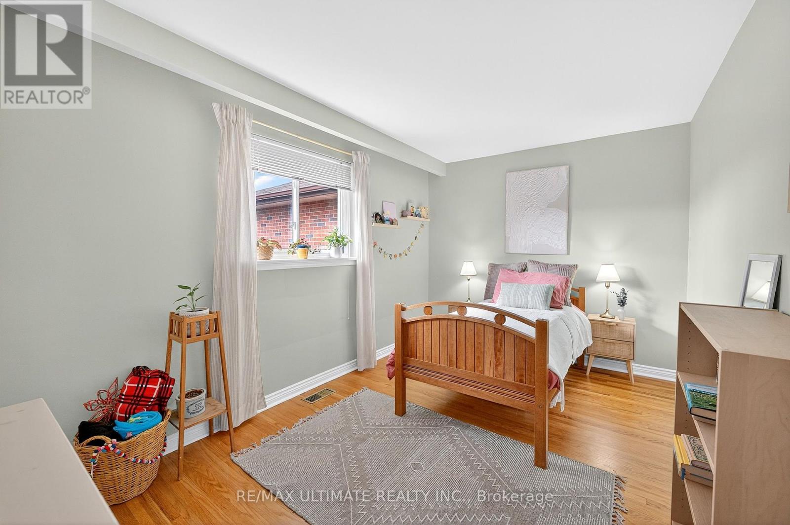 37 Tapley Drive, Toronto, Ontario  M9R 3P2 - Photo 18 - W12465512