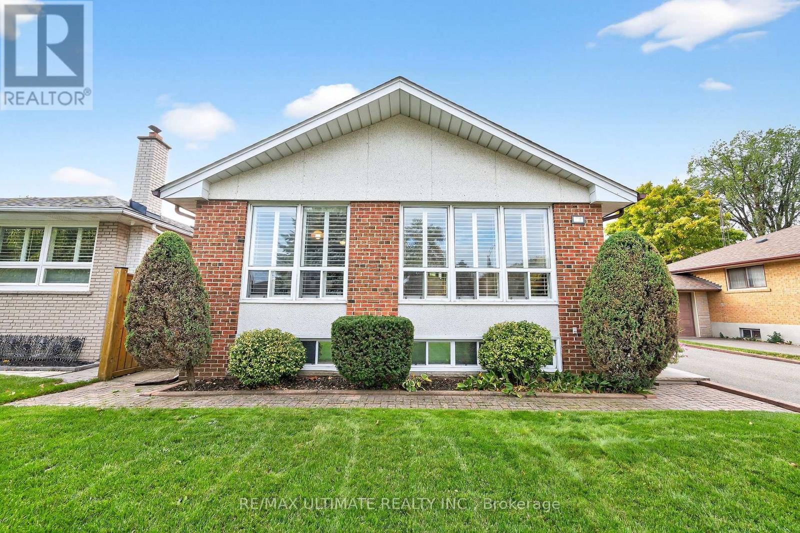 37 Tapley Drive, Toronto, Ontario  M9R 3P2 - Photo 2 - W12465512
