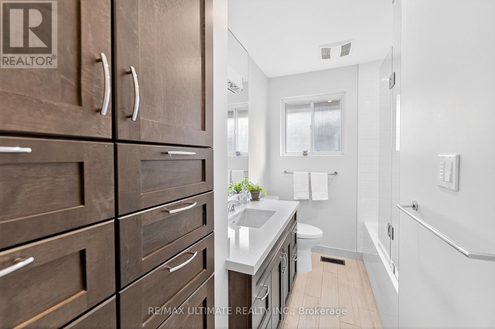 37 Tapley Drive, Toronto, Ontario  M9R 3P2 - Photo 22 - W12465512