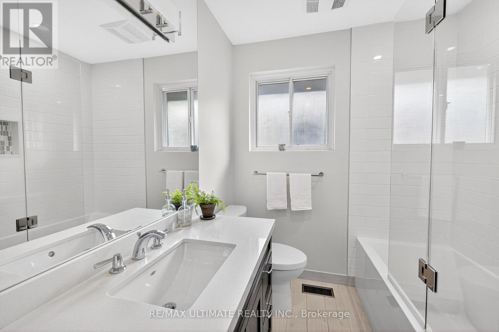 37 Tapley Drive, Toronto, Ontario  M9R 3P2 - Photo 23 - W12465512