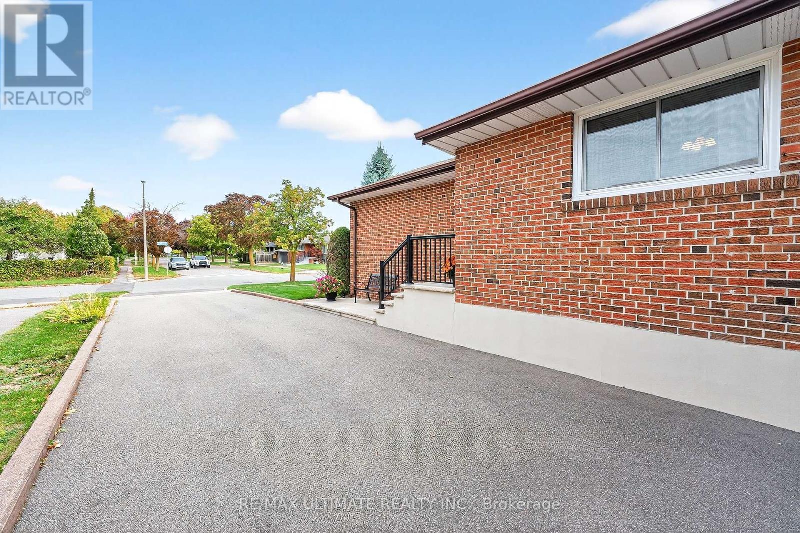 37 Tapley Drive, Toronto, Ontario  M9R 3P2 - Photo 39 - W12465512