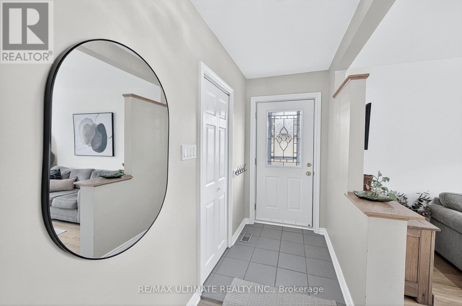 37 Tapley Drive, Toronto, Ontario  M9R 3P2 - Photo 4 - W12465512