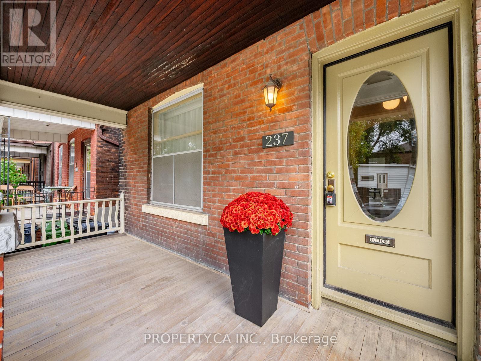 237 Delaware Avenue, Toronto, Ontario  M6H 2T7 - Photo 3 - W12465513