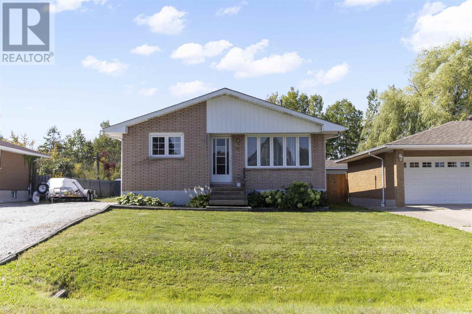 19 Admiral Dr, Sault Ste. Marie, Ontario  P6C 5W2 - Photo 2 - SM252660