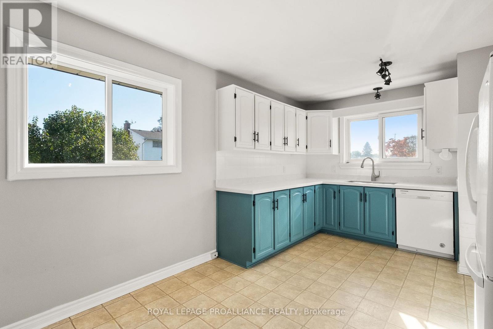 598 Hayden Crescent, Cobourg, Ontario K9A 2V2 - Photo 12 - X12465796