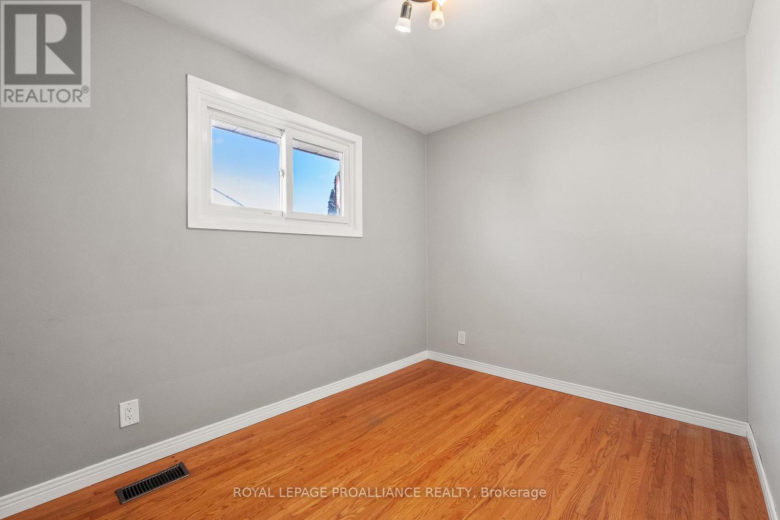 598 Hayden Crescent, Cobourg, Ontario K9A 2V2 - Photo 24 - X12465796