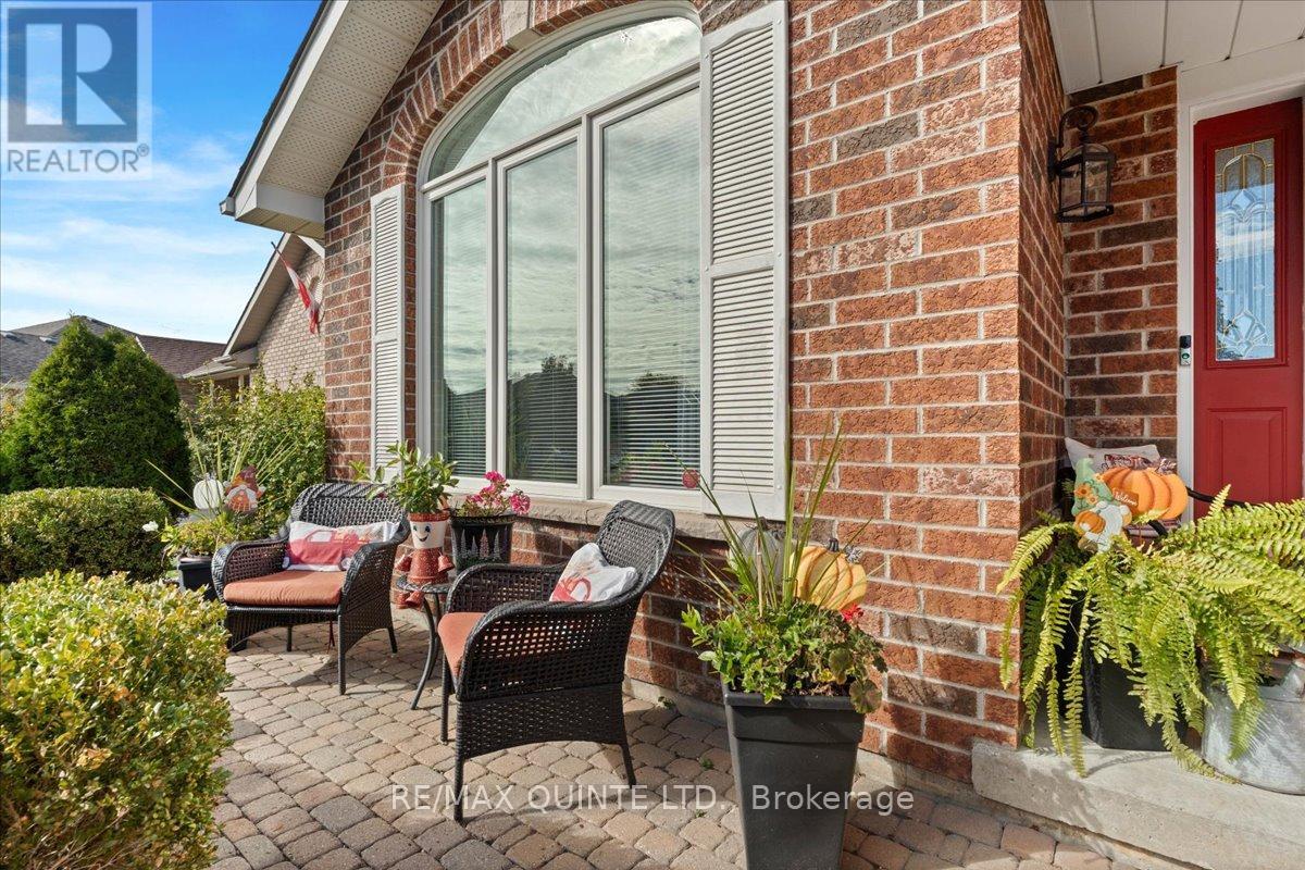 42 Spruce Gardens, Belleville, Ontario  K8N 5Y6 - Photo 2 - X12465837